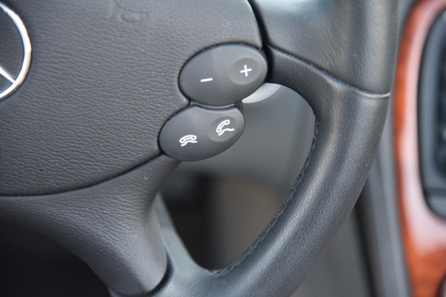 Детали интерьера Mercedes-Benz SL500 (R230) 2003 года  (фото 48 из 86)
